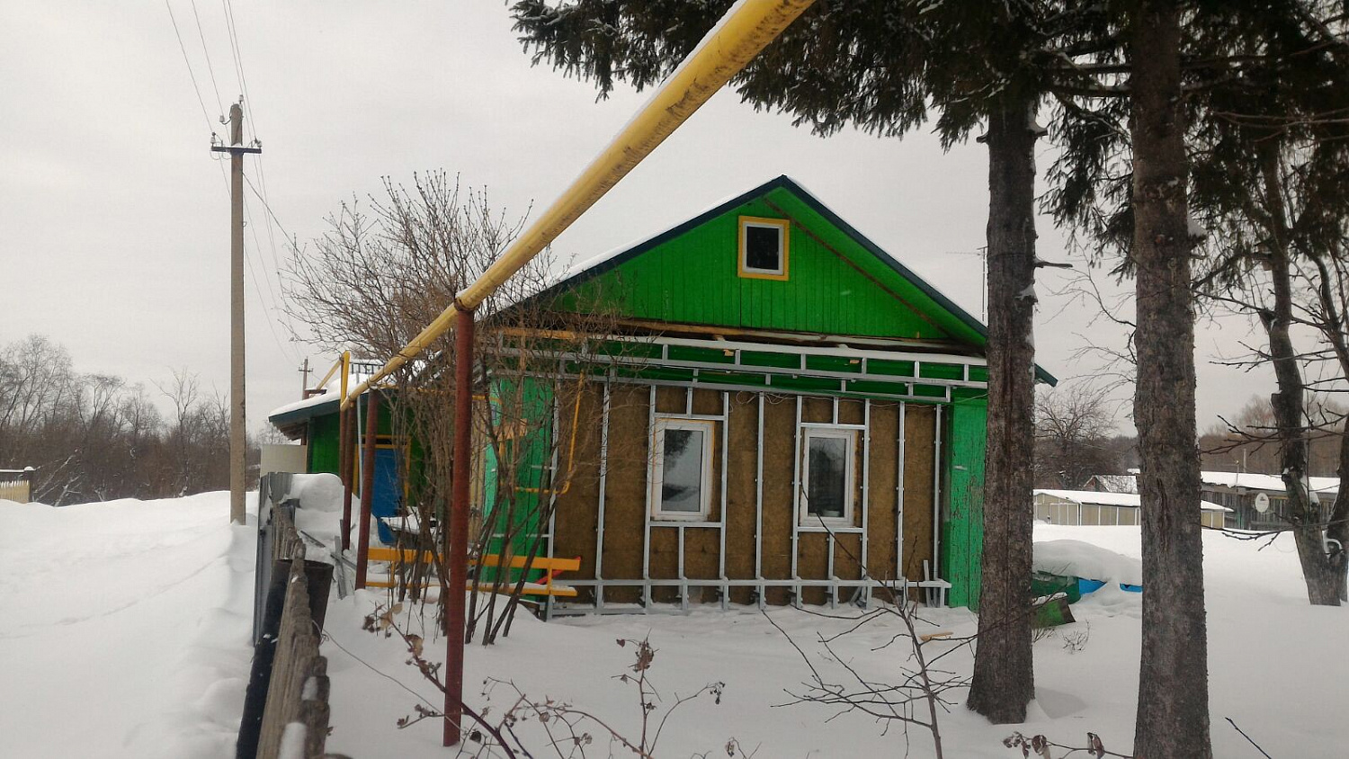 Облицовка дома сайдингом блок хаус (декоративный цвет под дерево)